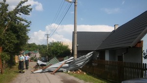 Veterná smršť zasiahla stredné Slovensko. Strecha vo vetre ničila všetko, čo jej stálo v ceste