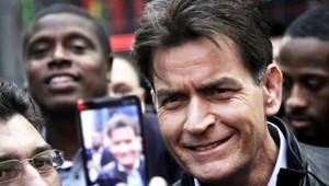 HIV pozitívny Charlie Sheen rozpredáva majetok
