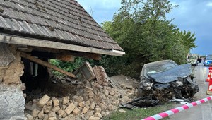 Vodička vrazila autom do domu. Ten sa po náraze rozpadol