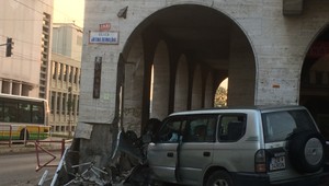 Mladý vodič zdemoloval stĺp na rušnom chodníku