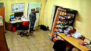 Zlodej v rukavičkách na východe ukradol 1 400 eur, pomôžte ho nájsť