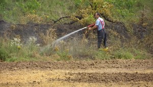 Na poli horelo. Barmanka neváhala a okrem smädu zákazníkov hasila aj požiar