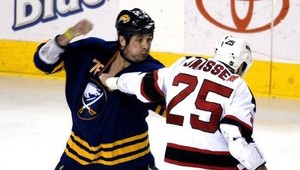 Skrat trénera. Bývalý bitkár poslal päsťou k ľadu iba 15-ročného chlapca