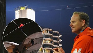 Šialenec! Bez istenia so zatvorenými očami po lane medzi mrakodrapmi!