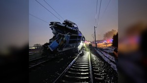 Desivé ráno na trati: Pri zrážke rýchlika s kamiónom sa zranilo 19 ľudí, rušňovodič zomrel