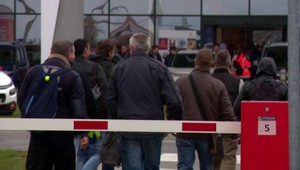 Evakuácia v trnavskej automobilke skončila. Policajti bombu nenašli