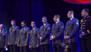 Riskovali vlastné životy a zachránili desiatky ľudí.  Za hrdinský čin si prevzali mimoriadne ocenenie