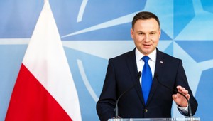 Auto s prezidentom Dudom havarovalo, praskla mu zadná pneumatika