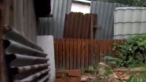 Spor o plot sa ťahá už 40 rokov. Ani jedna zo susied nechce ustúpiť