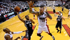 NBA: San Antonio hladko vyhralo v Miami, siaha na titul