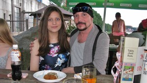 Zrelý spevák a tínedžerka už netvoria pár, dievča skončilo na infúziách