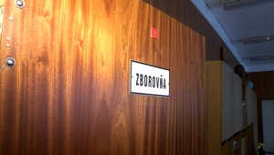 Jarné prázdniny začali. V niektorých mestách spustili jarnú školu a žiaci namiesto prázdnin sedia v laviciach