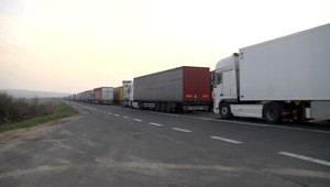 Mimoriadna situácia v obci blízko hraníc. Stovky kamiónov ohrozujú obyvateľov