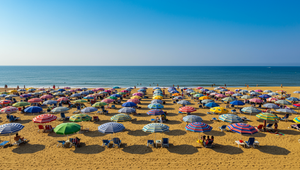 Dovolenka alebo bojisko? Turisti na preplnených plážach bojujú o každý centimeter