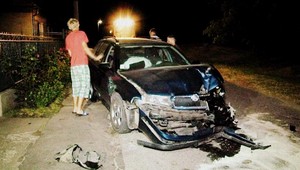 Vodička (21) prerazila plot. Vraj dostala na suchej ceste šmyk