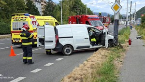 Vodič pre náhlu nevoľnosť havaroval v Banskej Bystrici, zranili sa dve osoby