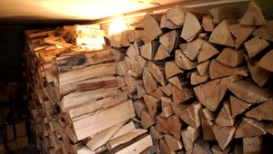 Na strednom Slovensku vyčíňa podvodník: Mladík si objednal drevo a zaplatil zálohu, nedostal späť ani jedno