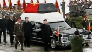 ZÁZNAM: Pohreb Kim Čong-ila (†69). Plač, hystéria a vojenská prehliadka