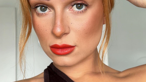 Každú noc si pred spaním nalepí vlasy aj obočie: Chce totiž vyzerať ako ostatné ženy