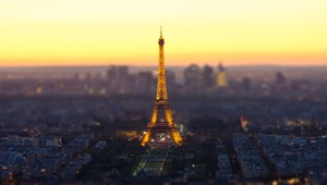 Paríž pod drobnohľadom, nad mestom sa objavili bezpilotné lietadlá