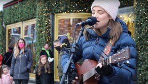 Keď začala spievať, ľudia nechápali: TOP vianočný HIT v podaní pouličnej speváčky vás dostane