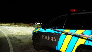 Nočná dráma: Neznámy páchateľ údajne vystrelil na muža počas jazdy