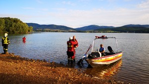 Záchranári v Ružinej našli 18-ročného mladíka. S partiou kamarátov sa šli v noci okúpať