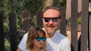 David Guetta pred príchodom na Slovensko ukázal svoju nežnú stránku: Zdieľal fotku so synom