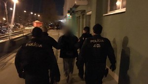 Polícia vyšetruje streľbu v paneláku. O život prišiel 75-ročný muž