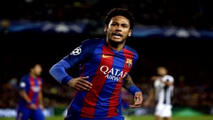 Alves odkazuje Neymarovi, aby bol odvážny. V Paríži ho uvítajú