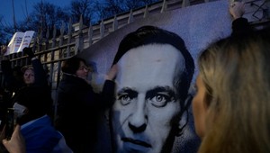 Matka Alexeja Navaľného už uvidela synovo telo. Údajne ho chcú pochovať tajne