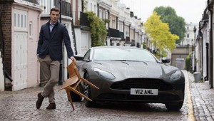 Anglická riviéra stojí za preskúmanie iba na Aston Martine a v kabáte Hackett