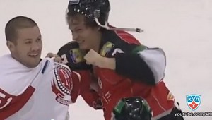 Preskočilo im? Tĺkli sa do tváre a rehotali sa pri tom!