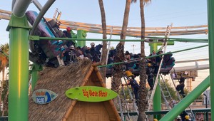 FOTO: V americkom zábavnom parku sa zasekla horská dráha, 22 ľudí zostalo visieť šesť metrov nad zemou