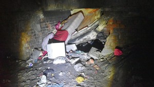 V bytovke sa v noci prepadla podlaha: V izbe v tom čase spalo 7 ľudí