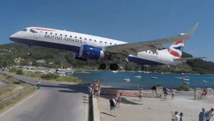 Dopravné lietadlo pri pristávaní takmer odťalo hlavy prizerajúcich sa