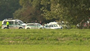 Policajti pri prenasledovaní podozrivých použili zbraň. Traja ľudia skončili v nemocnici