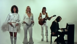 Do tretice..! Hviezdny muzikant sa oženil s o 28 rokov mladšou blondínkou!