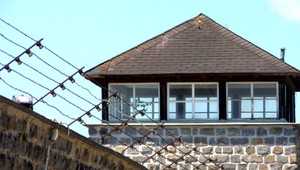 Peter môže za smrť kamarátov, pustili ho z väzenia