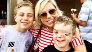 Ľudí desí jeho výzor, mama ich ľúbi rovnako: Ako dnes vyzerá chlapec s deformovanou tvárou?