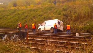 Kuriózna nehoda. Dodávka skončila na koľajisku