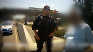 Vodič s roztrhanou pneumatikou nafúkal vyše dve promile a žiadal "prosečko na cestu"