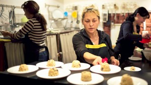 Školníci, kuchárky, upratovačky... Nad ich výplatami visí otáznik