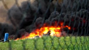 Ľudí vystrašil hustý dym. Horela skládka odpadu a hasiči bojovali o každý meter