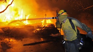 Rodina pred plameňmi utekala cez okno