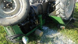 Tragická udalosť na Kysuciach. Muža privalil traktor