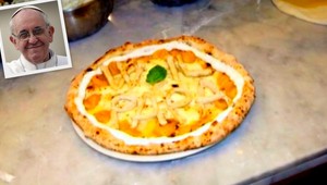 Pápež František dostal obľúbenú pizzu, rovno do papamobilu