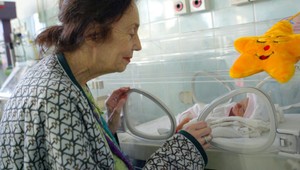 Spomínate si na túto ženu, ktorá porodila ako 66-ročná? Pozrite sa, ako dnes s dcérou vyzerajú