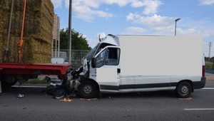 Dve vážne nehody pri centre mesta. Stav jedného z vodičov sa v nemocnici zhoršil