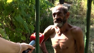 Bezdomovec odniesol psa do útulku, lebo sa mu vyhrážali. Vulgárny muž zneužil vizitku bývalého policajta